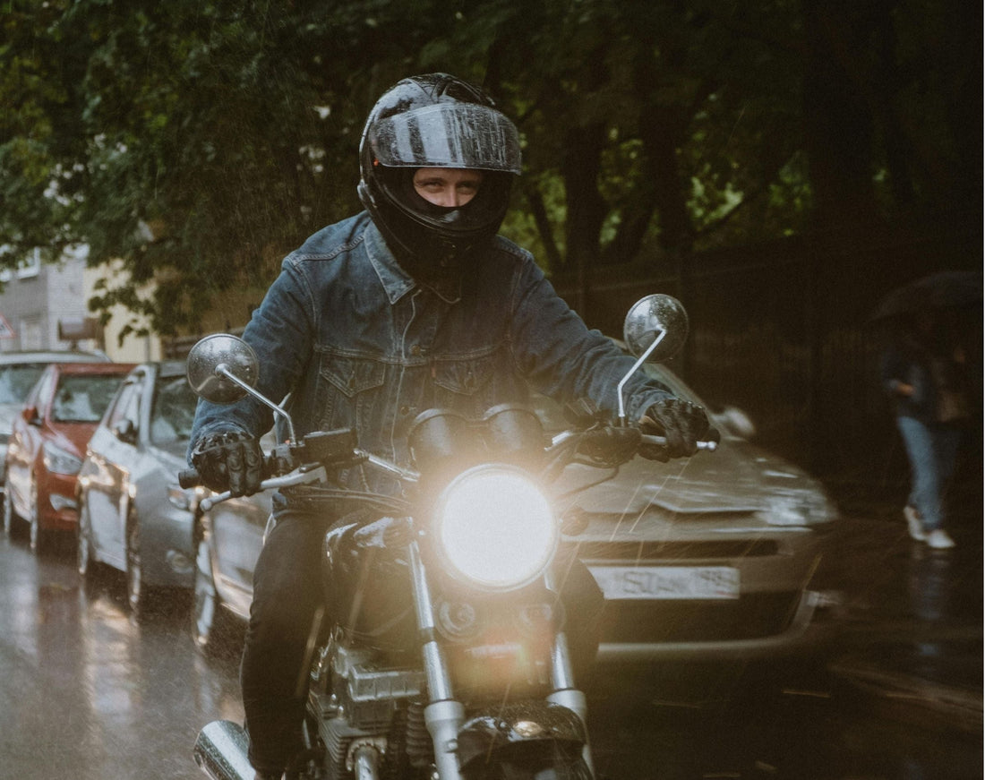 MODAKTOR | Casques moto & météo : bien choisir selon les saisons