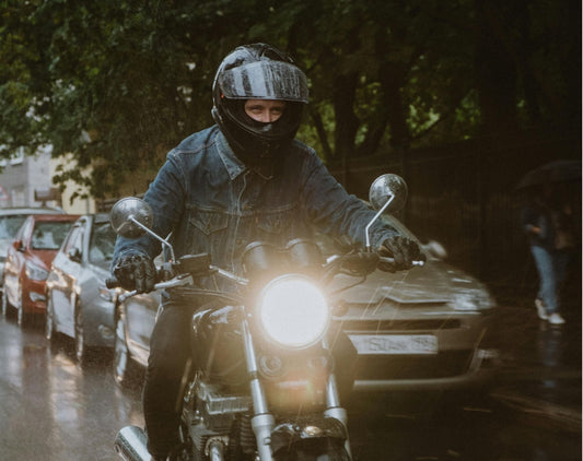 MODAKTOR | Casques moto & météo : bien choisir selon les saisons
